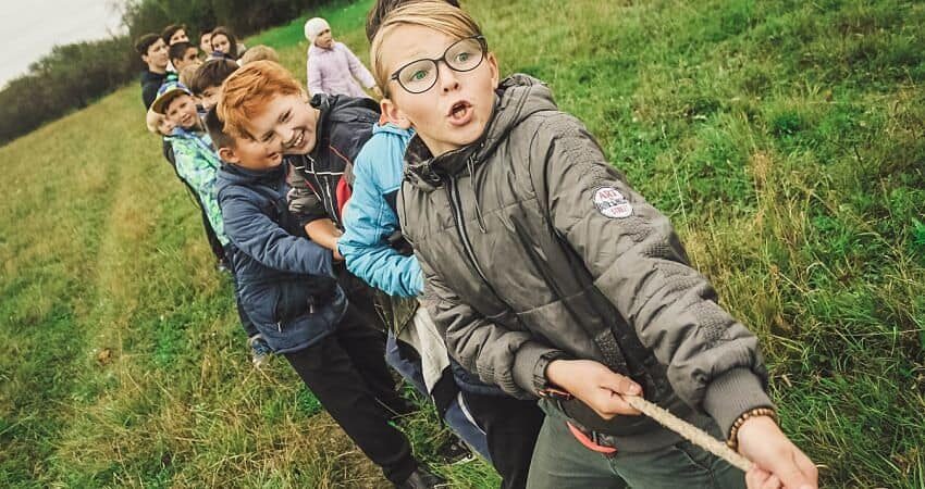 Niños que necesitan ayuda para hacer amigos